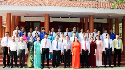 A tartomány Vietnami Hazai Front Bizottságának küldöttsége ellátogatott és füstölőszert ajánlott fel a Huynh Tan Phat templomban.
