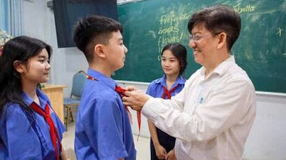 Conheci o diretor da escola onde os alunos pagam apenas 10.000 VND por mês de mensalidade.
