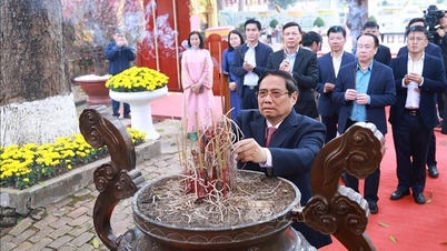 Thủ tướng Phạm Minh Chính dâng hương tại Hoàng thành Thăng Long