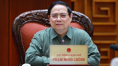 Premier Pham Minh Chinh zat een vergadering voor om de schade aan de Lo-rivierbrug te bespreken.