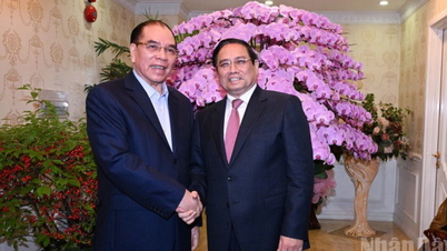 นายกรัฐมนตรีฟาม มินห์ ชินห์ เดินทางไปเยี่ยมเยียนและกล่าวคำอวยพรปีใหม่แก่อดีตผู้นำพรรคและรัฐ และจุดธูปบูชาแด่ผู้นำอาวุโสผู้ล่วงลับ
