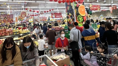 Supermarket memperpanjang jam buka mereka, dan pembeli berbondong-bondong datang.