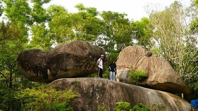 The little-known story of the two "giant" rocks on the mountaintop in Thanh Hoa.