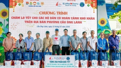 Phuc Sinh och K Coffee delade ut 750 gåvor och donerade 130 miljoner VND för att dela kärlek under Tet 2026.