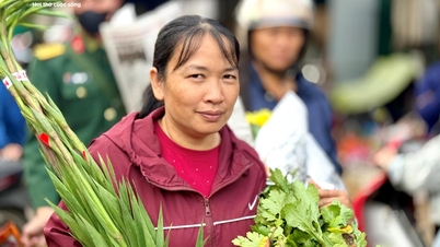 Pasar pedesaan itu dipenuhi orang-orang yang berbelanja untuk Tet (Tahun Baru Imlek), dan para pedagang bekerja tanpa henti.