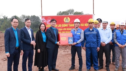 ហាណូយ៖ អំណោយដែលបានផ្តល់ជូនកម្មករដែលបានធ្វើការពេញមួយថ្ងៃឈប់សម្រាកបុណ្យតេតនៅតាមគម្រោងសំណង់សំខាន់ៗ។