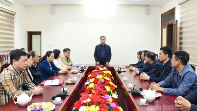 El camarada Ma The Hong visita y extiende saludos de Año Nuevo a la Compañía Anónima de Servicios Ambientales y Gestión Urbana Tuyen Quang.