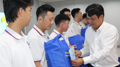قدّم رئيس اتحاد نقابات العمال في مدينة هو تشي منه، بوي ثانه نهان، تهاني رأس السنة الجديدة وقدّم هدايا لعمال خط مترو الأنفاق رقم 1.