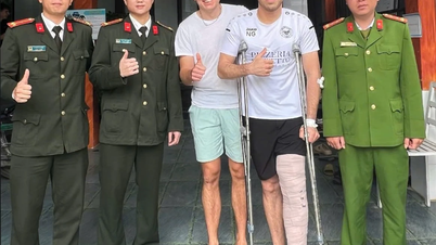 A polícia da comuna de Phong Nha presta auxílio a turistas estrangeiros envolvidos em um acidente durante a noite.