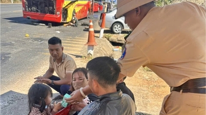 Trafikkpolitiet i Quang Ngai hjalp umiddelbart en passasjerbuss.