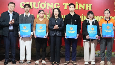 İl Parti Komitesi Başkan Yardımcısı Nguyen Thi Huong, Nenh mahallesinde Tet bayramı için memleketlerine dönmeyen sendika üyelerine ve işçilere yeni yıl tebriklerini iletti.