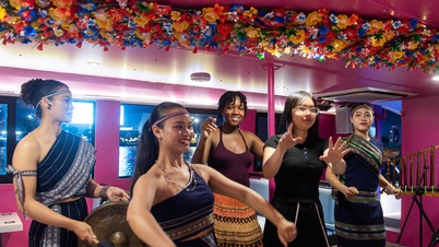 Los turistas internacionales experimentan el Tet vietnamita (Año Nuevo Lunar) por primera vez, escuchando música de gong en un crucero por el río Saigón.