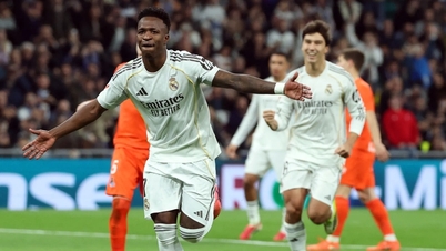 Kemenangan gemilang Real Madrid ke atas Sociedad menyaksikan mereka memintas Barcelona di puncak liga buat sementara waktu.