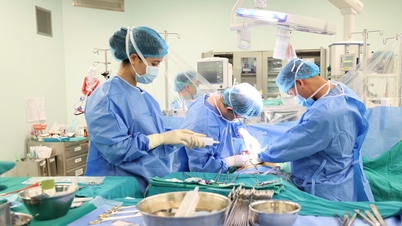 A caminho de casa para o Tet (Ano Novo Lunar), os médicos retornaram ao hospital para realizar um transplante de fígado e salvar uma vida.