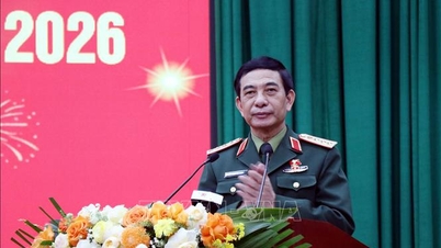 General Phan Van Giang skickar nyårshälsningar till hela armén.