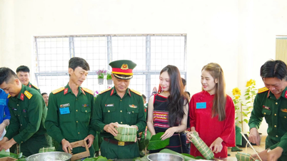 The 320th Division organized a "Green Sticky Rice Cake Wrapping" competition.
