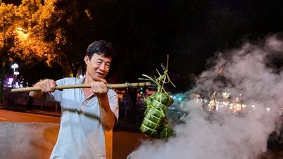 Éjszaka fényesen égnek a tüzek Ho Si Minh-városban: A Tet (vietnami holdújév) szellemének megőrzése a banh chung és a banh tet (hagyományos vietnami rizssütemények) edényei mellett.