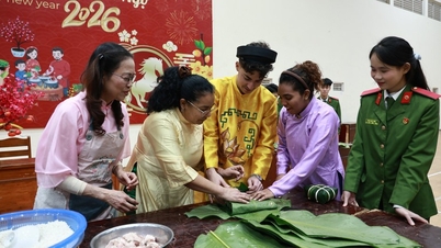 Kubai diákok merülnek el a vietnami Tet (holdújév) hangulatában a Népi Rendőrakadémián.