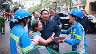 Prime Minister Pham Minh Chinh extends New Year greetings to sanitation workers in Hanoi.