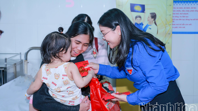120 ajándékot adtak át a Khanh Hoa Általános Kórház gyermekbetegeinek.