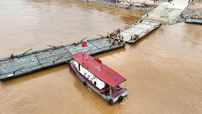 Núcleo de aço exposto nos pilares da ponte sobre o rio Lo: Exército instala ponte flutuante sobre o rio Lo.