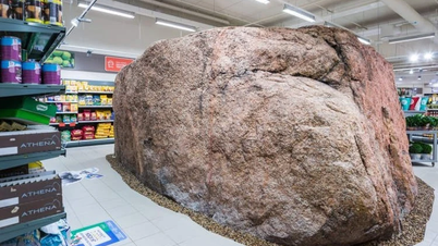 Anehnya, sebuah batu besar terletak di tengah supermarket.
