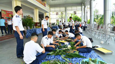Kontes "Kue Ketan Hijau" melestarikan semangat Tet (Tahun Baru Imlek) Vietnam dan menumbuhkan karakter prajurit angkatan laut.