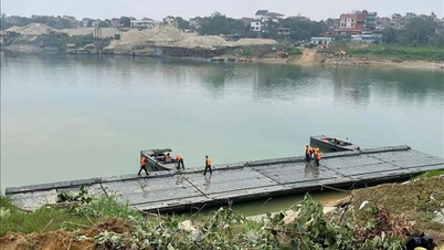 Segera bangun jembatan ponton melintasi Sungai Lo untuk melayani masyarakat yang merayakan Tet.