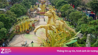 Dvě verze květinové ulice Nguyen Hue před zahájením.