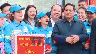 ראש הממשלה מעודד את כוחות התברואה הסביבתית בהאנוי.