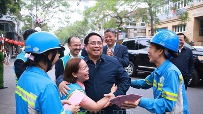 ファム・ミン・チン首相がハノイの環境衛生部隊を訪問し激励した。