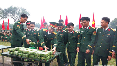 Officieren en soldaten van Regiment 209 vieren vol vreugde Tet (het Maan Nieuwjaar).