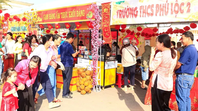 Matstånden som sålde "vietnamesiska tet"-rätter och traditionella folklekar sjudade av aktivitet.