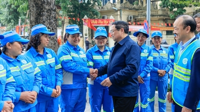 Premier Pham Minh Chinh betuigt zijn dankbaarheid en overhandigt geschenken aan de vuilnisophalers in de hoofdstad.