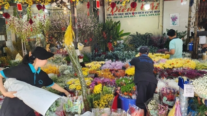 Le plus grand marché aux fleurs de Hô Chi Minh-Ville était bondé de clients l'après-midi du 28e jour du Nouvel An lunaire.
