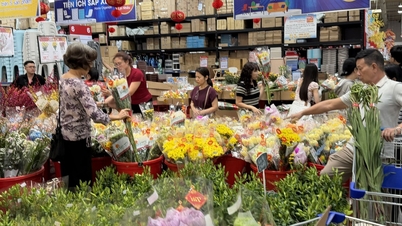 Efterfrågan på sista minuten-shopping i Tet-staden ökar kraftigt: Stormarknader i Ho Chi Minh-staden välkomnar stora folkmassor.