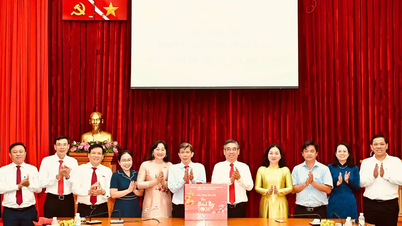 Para pemimpin Bandar Raya Ho Chi Minh melawat dan menyampaikan ucapan Tahun Baru kepada kakitangan Surat Khabar Saigon Giai Phong.