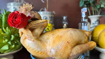 Cocoș și pulpă de porc în ceremonia de ofrande de Anul Nou vietnamez.