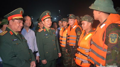 នាយឧត្តមសេនីយ៍ ដូ សួនទុង ទៅសួរសុខទុក្ខ និងលើកទឹកចិត្តកងកម្លាំងដែលកំពុងសាងសង់ស្ពានផុងទុងឆ្លងកាត់ទន្លេឡូ។