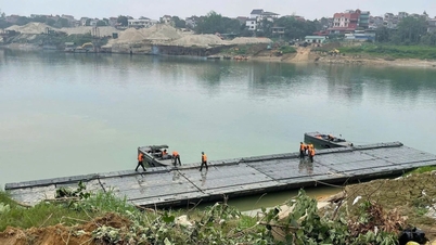 General Phan Van Giang, Lo Nehri üzerine duba köprü inşa eden subay ve askerlere moral verici bir mektup gönderdi.