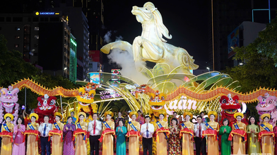 Ho Chi Minh-byen innvier «Spring Gathering – Steadfastly Moving Forward» Flower Street.
