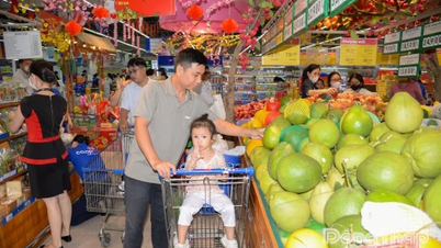 Dong Thap: De goederenmarkt op de middag van 28 Tet: toegenomen koopkracht, ruim aanbod, stabiele prijzen.