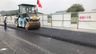 Asfaltläggningen av den utökade motorvägen Noi Bai - Lao Cai har påbörjats.