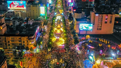 Mulțimi s-au adunat pe strada cu flori Nguyen Hue în noaptea de deschidere a Anului Nou Lunar al Calului.