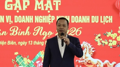 Der Provinzparteisekretär Tran Tien Dung trifft sich mit Vertretern von Tourismusunternehmen.