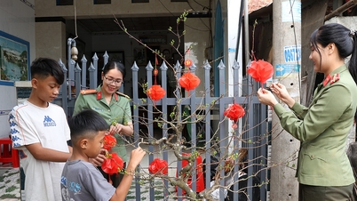 An Giang: Halk Polisi üniformalı "Vaftiz Anneleri"