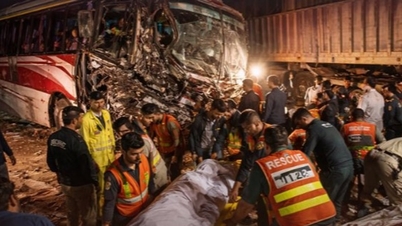 Pakistan: Botsing tussen passagiersbus en vrachtwagen eist 11 levens.