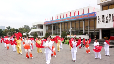 របាំនិទាឃរដូវដ៏រស់រវើក «ដាស់» ទីធ្លាសហគមន៍ទីក្រុងនៃកំពង់ផែ។
