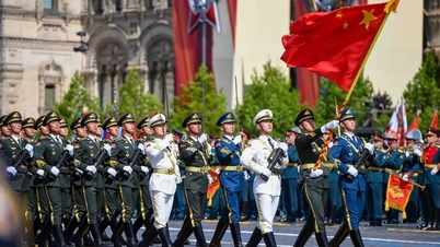 Mengikuti barisan militer dengan kamera.