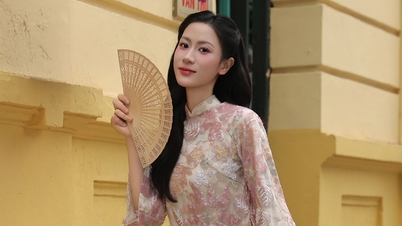 Jogadoras de vôlei vietnamitas exibem com alegria sua beleza durante o Tet (Ano Novo Lunar).